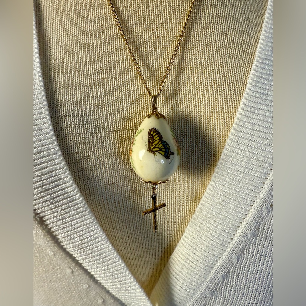 Vintage Hand Painted Quail Egg Pendant Butterfly Necklace Finished With Cross - Picture 3 of 6